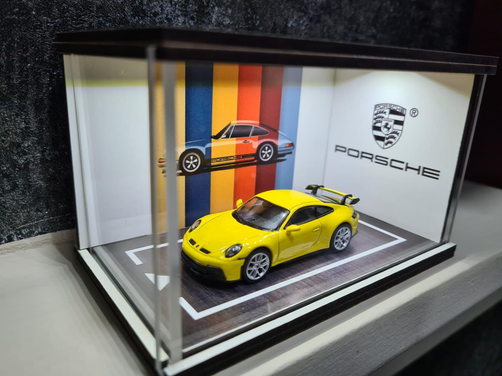 1/64 Ölçek, Tek Araçlık, Sürgülü Akrilik Korumalı, Led Işıklı